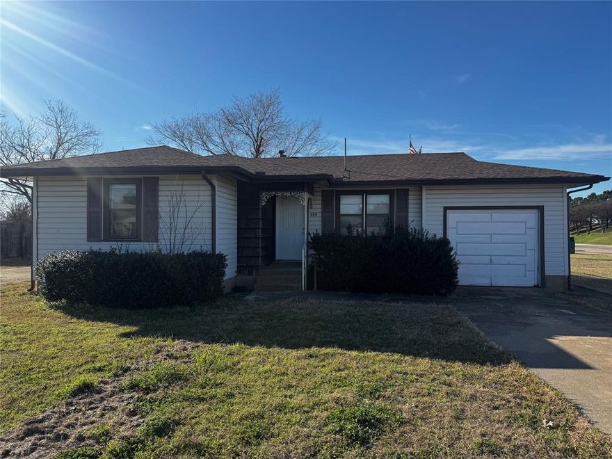 Two bed one bath home on the corner of 5th Street and IH 45 service rd across from Starbucks. Corner lot may go commercial with rezoning. NMeighboring lots available as well.  Buy as land grab or use as rental. Owner finance available