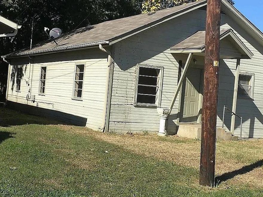 Great investment opportunity! Owner is willing to sell in bulks with other properties listed. Contact co-listing agent for more information!