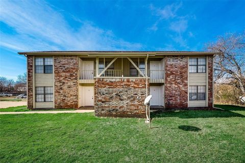 Photo of 218 Renfro Street #A, Grand Prairie, TX 75051 (MLS # 21224870)