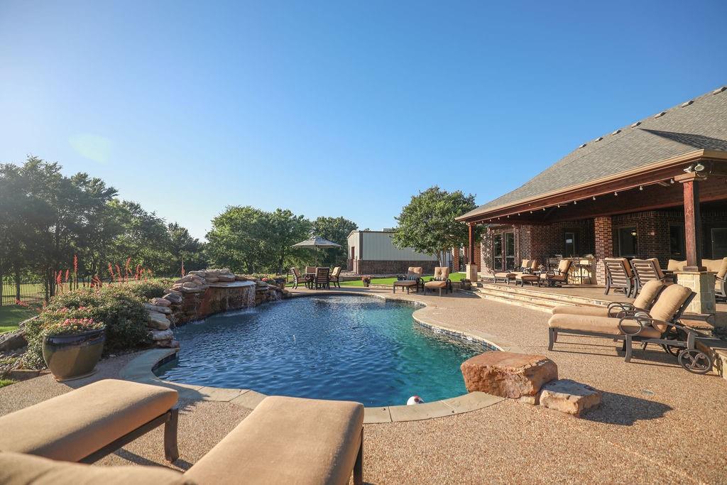 1387 Shadow Lakes Drive