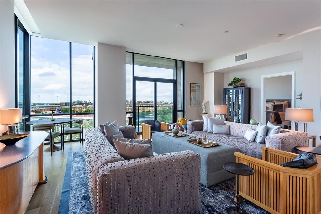 5656 N CENTRAL Expressway 702