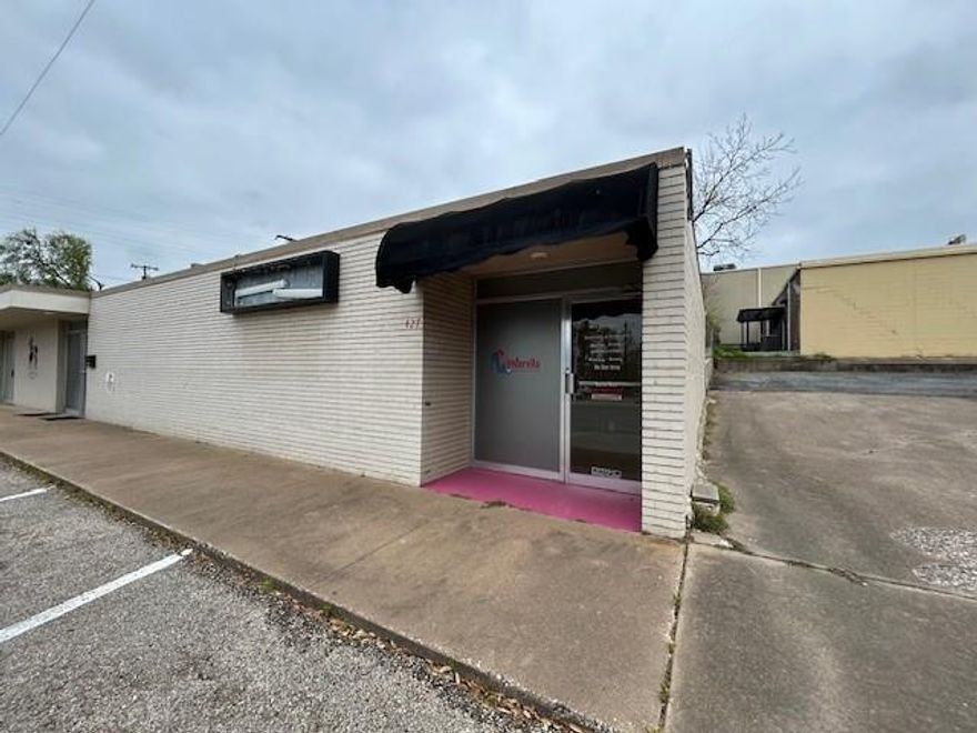 Great location close to Kidd Key Auditorium, City Hall, First United Bank and the Historic Downtown Sherman Square.  This space offers a suite of open offices and private areas, great for home health care, a cleaning service, real estate office or other professional services.  Parking in front of the building for customers and clients and behind the building for employees.  Join the growth in Sherman, TX one of the fastest growing cities in North Texas.