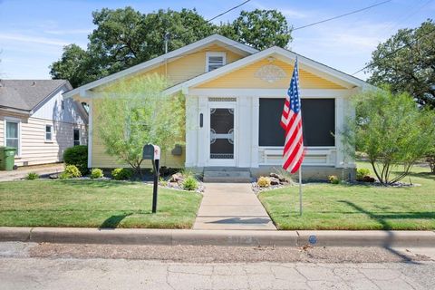Photo of 2302 NW 3rd Avenue, Mineral Wells, TX 76067 (MLS # 21090779)