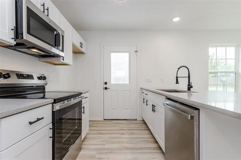 Photo of 308 S 3rd St, Bonham, TX 75418 (MLS # 21231164)