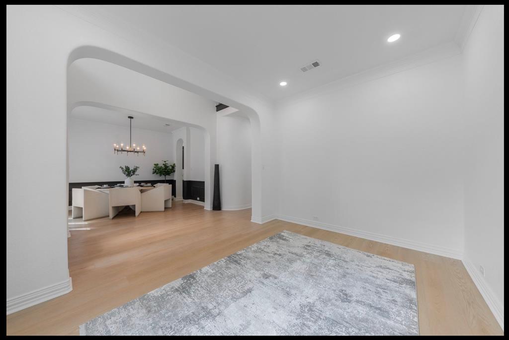 8605 Lindenwood Lane