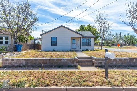 411 W New Mexico Avenue Sweetwater TX 79556