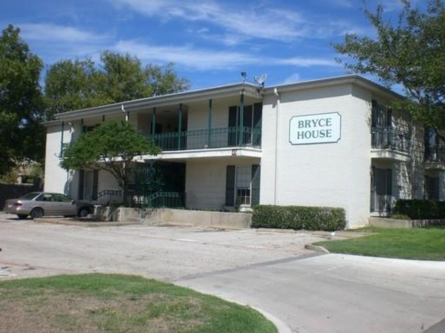 Now available! This beautifully updated 2 bedroom, 1 bath downstairs corner unit is located in the heart of the vibrant Cultural District, just steps away from museums, dining, shopping, and entertainment.
Features include: Renovated kitchen with modern updates, Stylish built-ins for added character and storage, Ceiling fans throughout for added comfort, Private patio – perfect for relaxing or entertaining
This charming unit blends classic touches with modern upgrades, all in one of the city’s most sought-after neighborhoods.