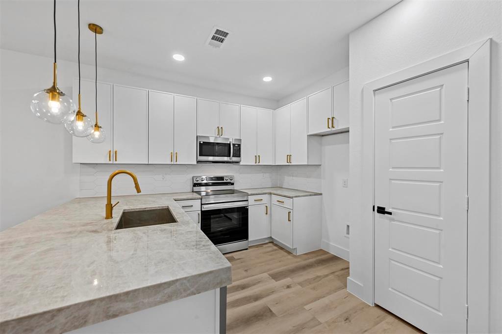 Lincoln Manor 2 - Residential Lease