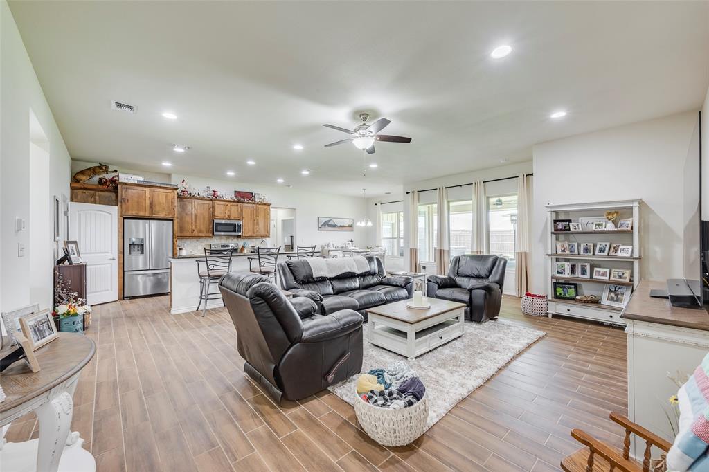 Granbury, Texas 76049, United States, 4 Bedrooms Bedrooms, ,3 BathroomsBathrooms,Residential,Active,167560