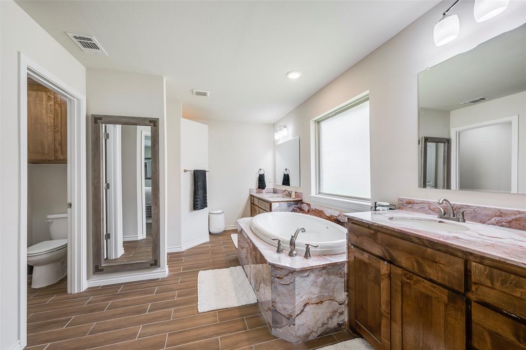 Granbury, Texas 76049, United States, 4 Bedrooms Bedrooms, ,3 BathroomsBathrooms,Residential,Active,167560