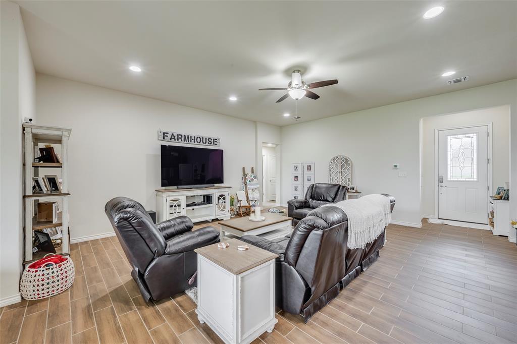 Granbury, Texas 76049, United States, 4 Bedrooms Bedrooms, ,3 BathroomsBathrooms,Residential,Active,167560