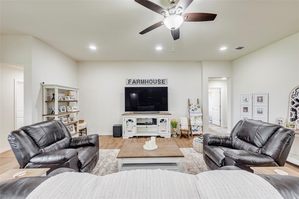 Granbury, Texas 76049, United States, 4 Bedrooms Bedrooms, ,3 BathroomsBathrooms,Residential,Active,167560