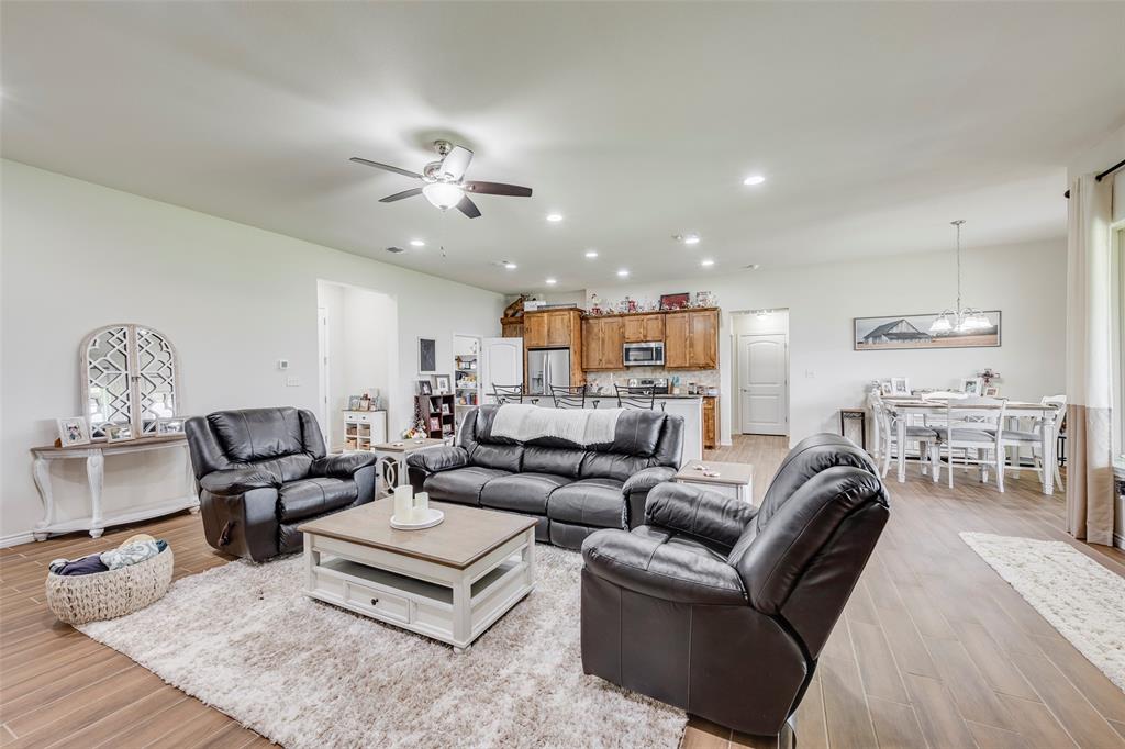 Granbury, Texas 76049, United States, 4 Bedrooms Bedrooms, ,3 BathroomsBathrooms,Residential,Active,167560