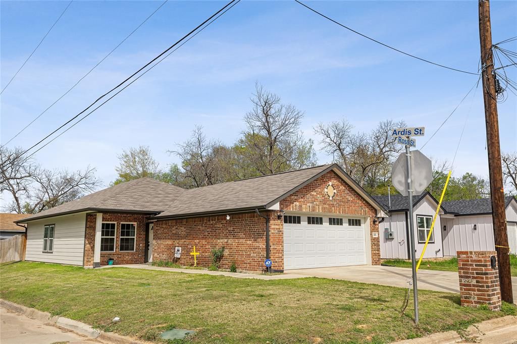 Photo of 101 Ross Street W, Sulphur Springs, TX 75482 (MLS # 21209107)