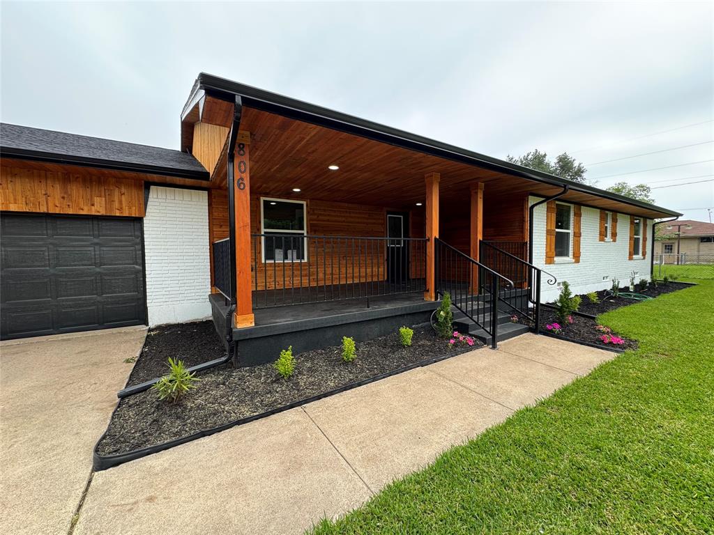806 Jungle Drive