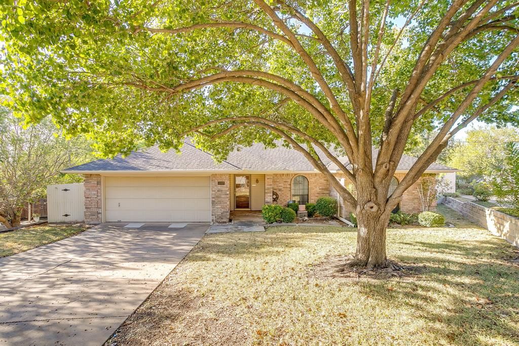 Photo of 1308 Nueces Court, Benbrook, TX 76126 (MLS # 21138805)