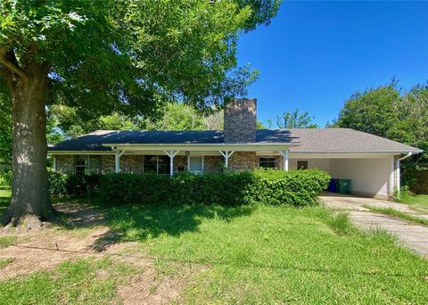 Photo of 800 Carver Street, Whitesboro, TX 76273 (MLS # 21258150)