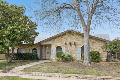 Photo of 2951 Furneaux Lane, Carrollton, TX 75007 (MLS # 21223699)