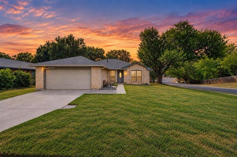 Photo of 806 Creekside Drive, Euless, TX 76040 (MLS # 21387503)