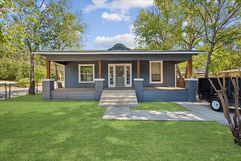 Photo of 3001 Louise Street, Fort Worth, TX 76112 (MLS # 21329196)