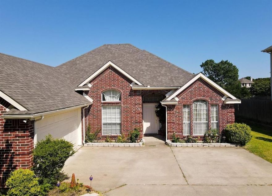 Very nice property on over one third of an acre* Located in  the Beautiful  Shores of Eastern Hills Subdivision*  Featuring 4 beds, 2 baths *  Fabulous backyard.  *Washer, dryer, refrigerator * Ready for you to enjoy a wonderful peaceful neighborhood*
Thank you for visiting our homes*

GOD IS AMAZING!!!