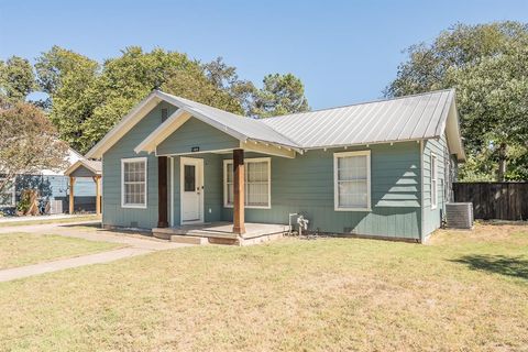 Photo of 1009 S Waco Street, Weatherford, TX 76086 (MLS # 21095399) Photo of 1009 S Waco Street, Weatherford, TX 76086 (MLS # 21095399)