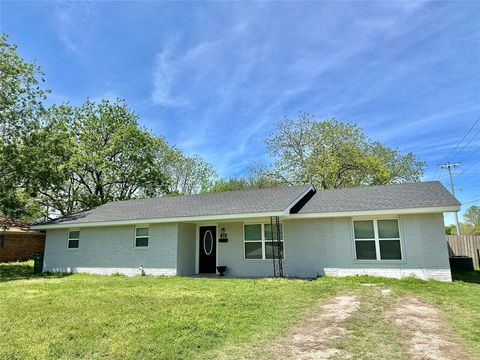 Single Family Residence in Bowie TX 516 Patterson Street.jpg