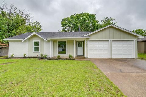 Photo of 713 Vaughn Drive, Burleson, TX 76028 (MLS # 21244717)