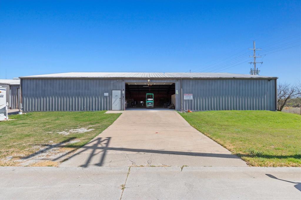 Photo 1 of 8 — 901 Mcdonald Drive E C, Pilot Point, TX 76258