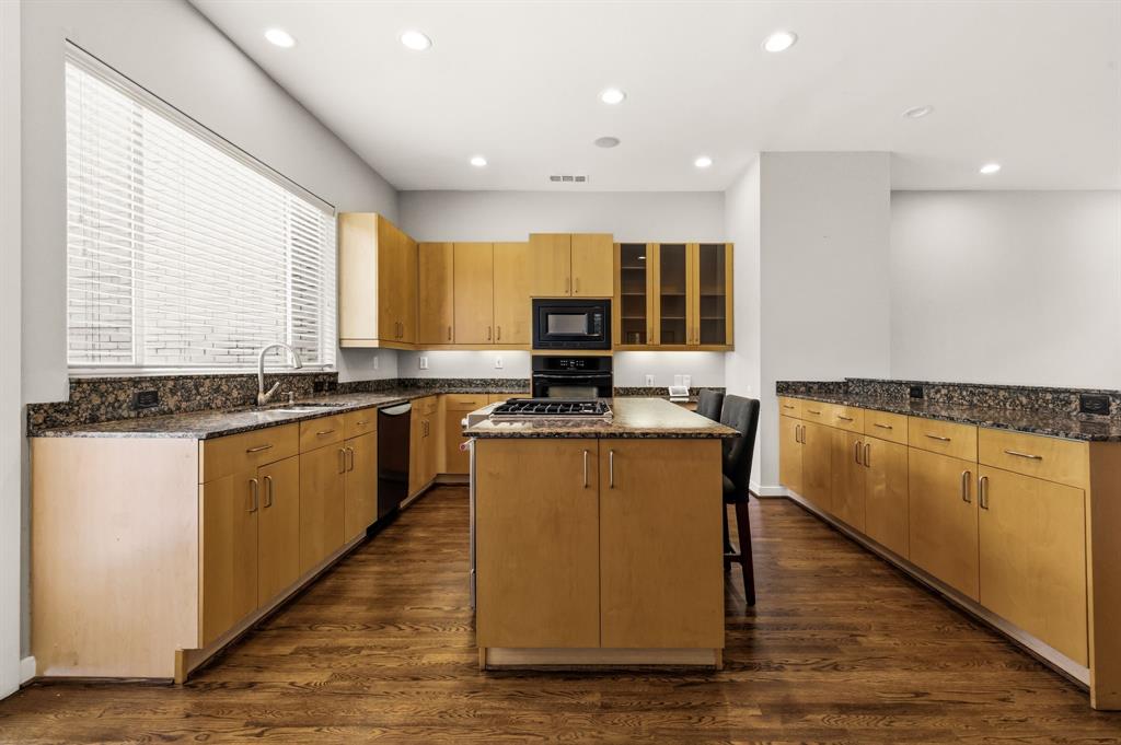Gilbert Ave Twnhms Ph 01 - Residential