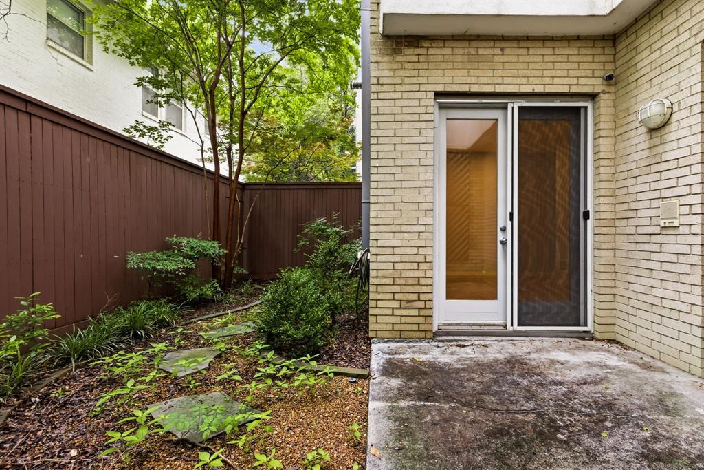 Gilbert Ave Twnhms Ph 01 - Residential