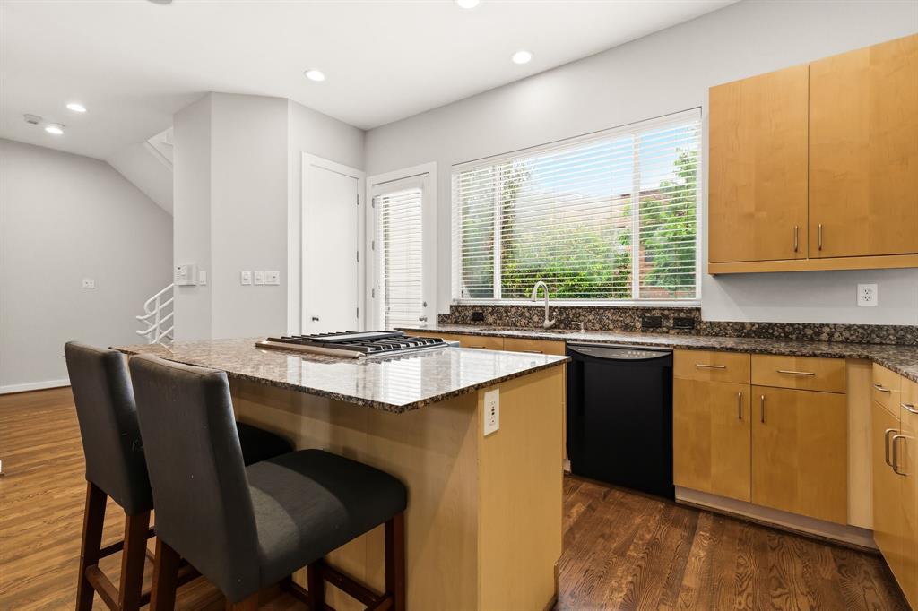Gilbert Ave Twnhms Ph 01 - Residential