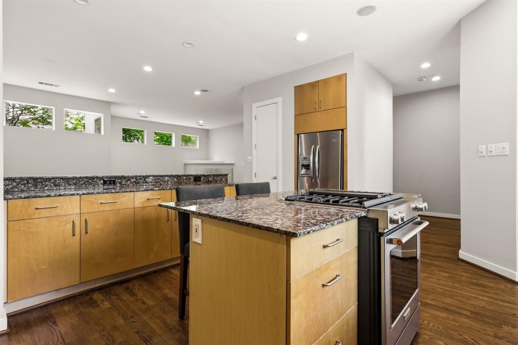 Gilbert Ave Twnhms Ph 01 - Residential