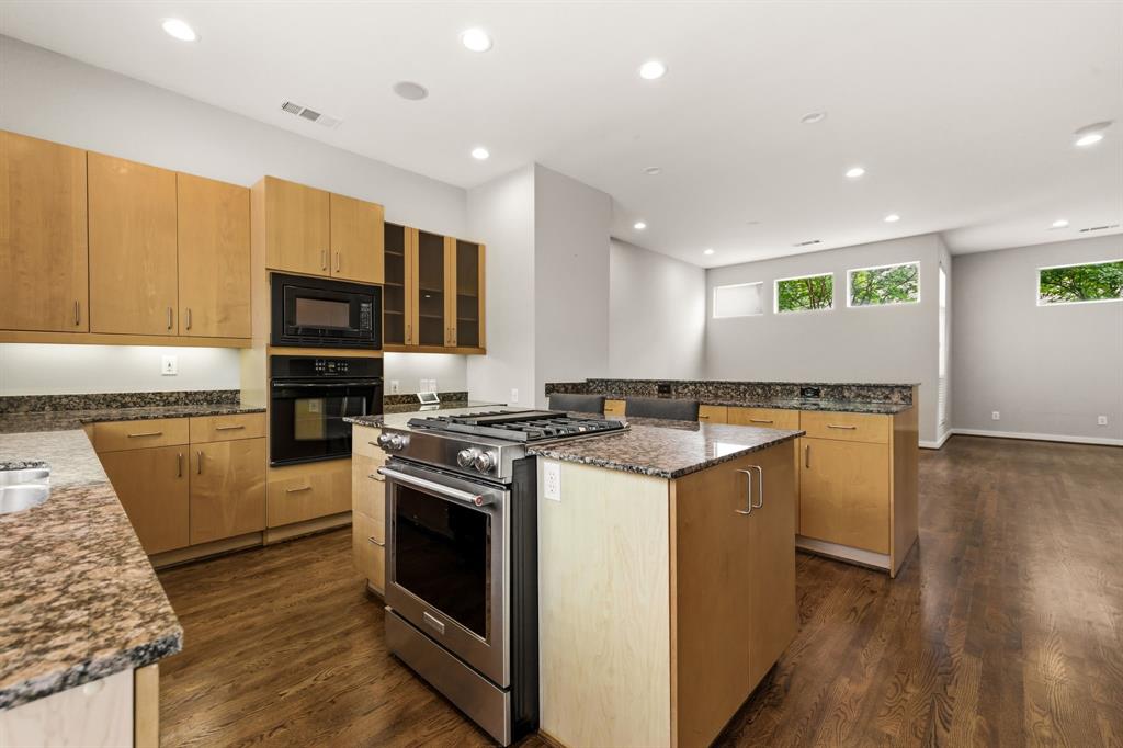 Gilbert Ave Twnhms Ph 01 - Residential