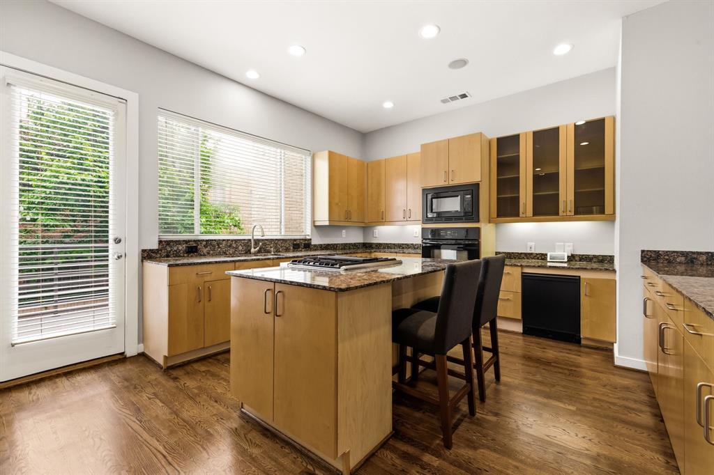 Gilbert Ave Twnhms Ph 01 - Residential