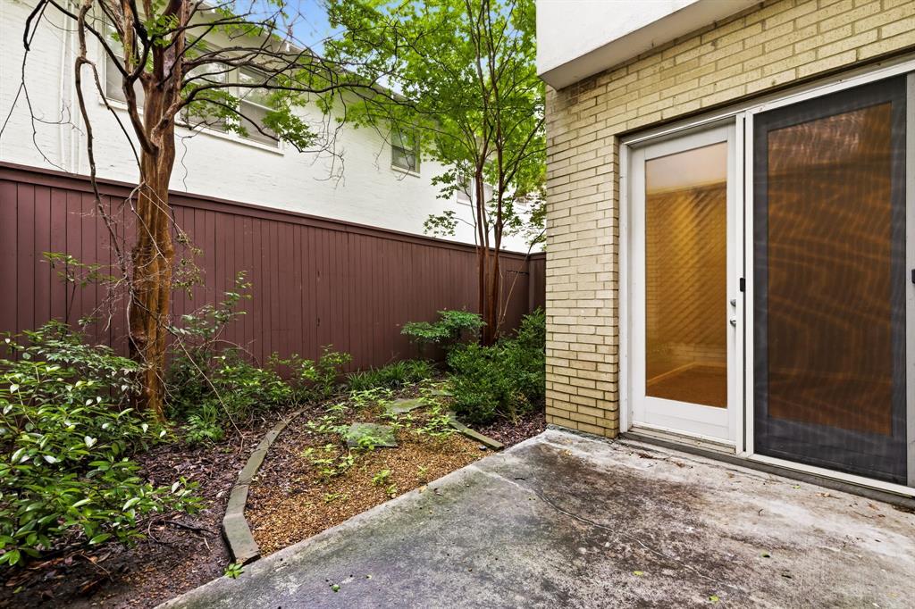 Gilbert Ave Twnhms Ph 01 - Residential