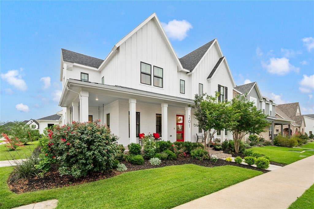 201 N Pecan Parkway
