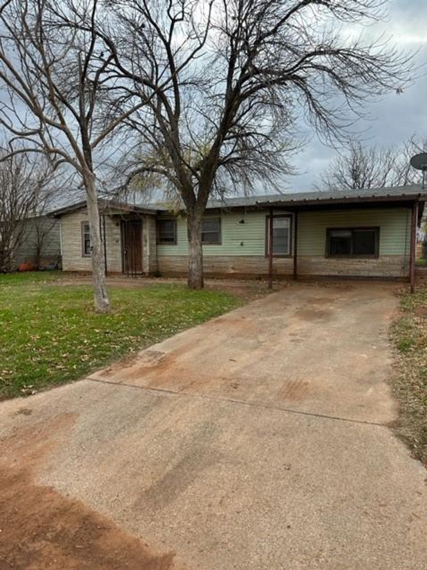 Cute 4 bedroom and 1 bathroom home close to Dyess! Comes with a stove and a refrigerator! This home is a must see! 

Owner must approve all pets. 

Requires tenant enrollment to the Tenant Benefit Package through Gerard Real Estate. Ask us for details.  $39 a month.