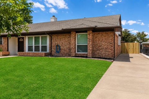 Photo of 2429 Chestnut Way, Bedford, TX 76022 (MLS # 21323085)