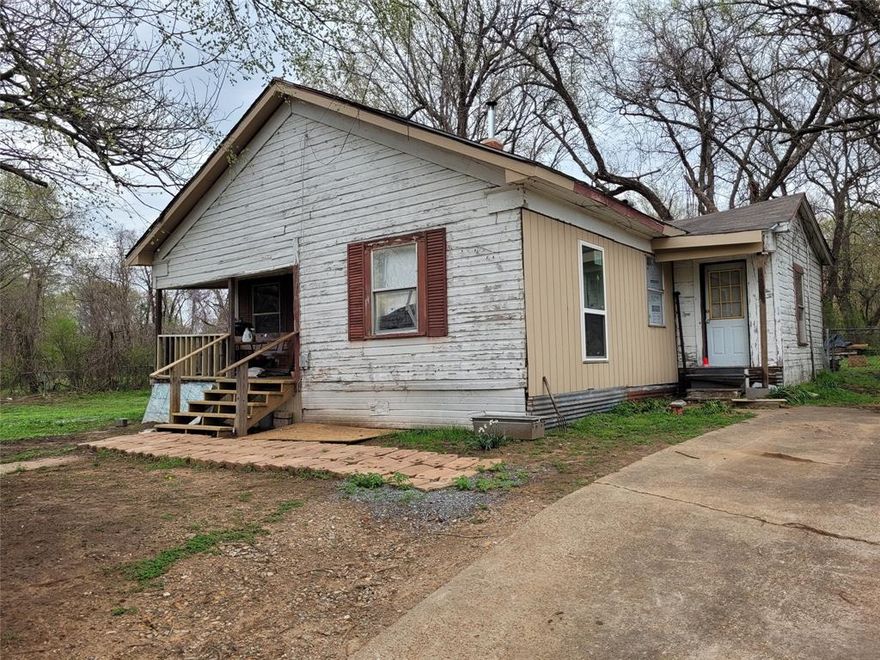 Looking for fixer upper, investment property?  This one needs work but currently rented.  This sell includes vacant lot that joins on north side, so plenty room to build second home for investment property or yourself.  Seller states motivated and price negotiable!  Bring all offers!