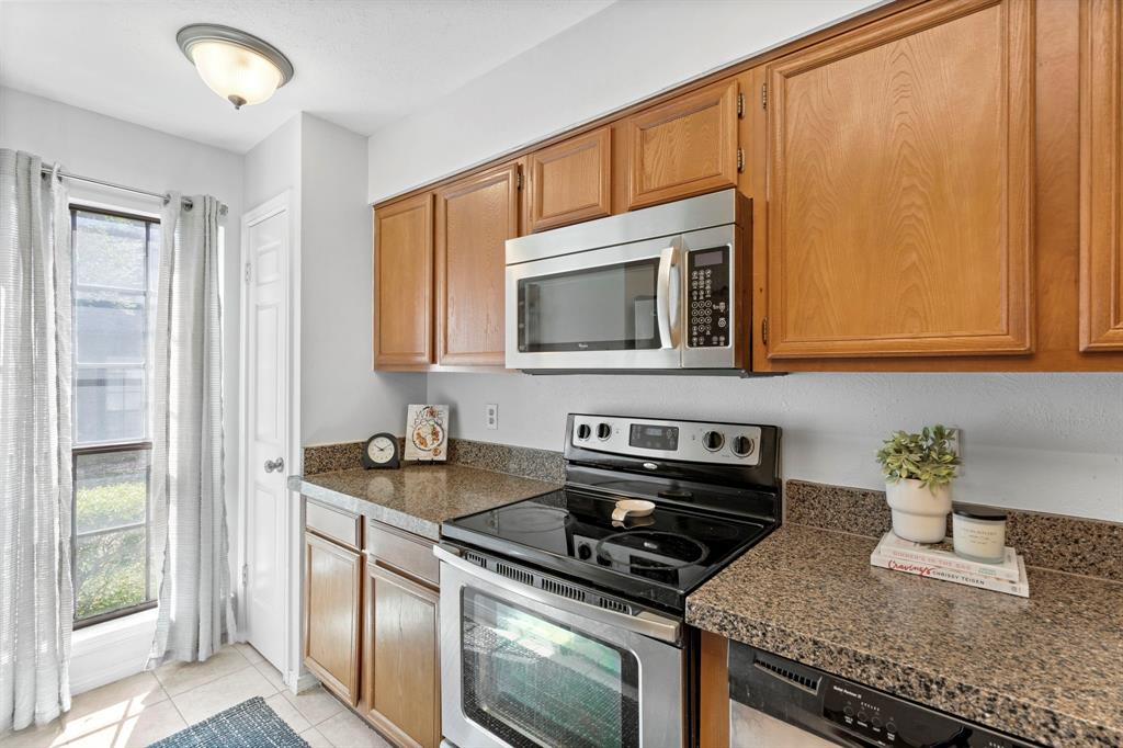 Glen Oaks Twnhms Condo - Residential