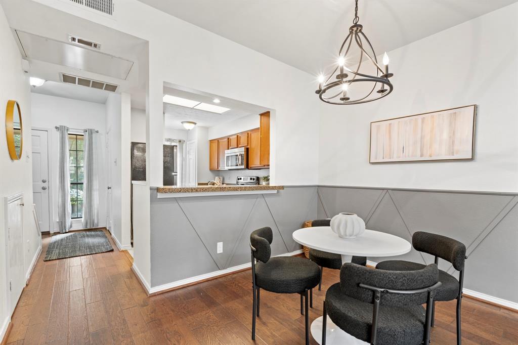 Glen Oaks Twnhms Condo - Residential