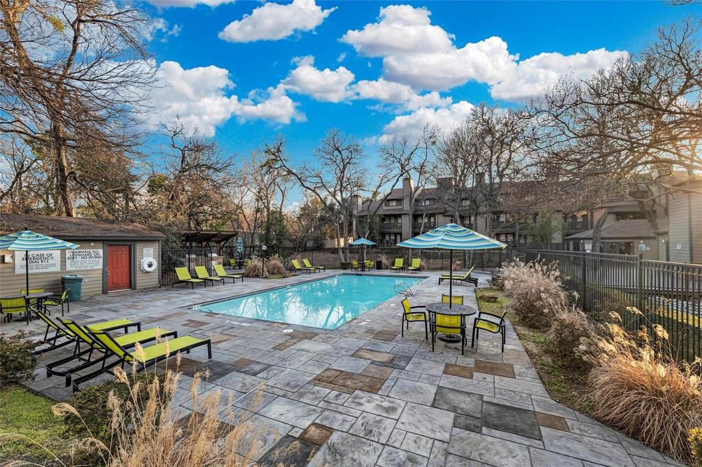 Glen Oaks Twnhms Condo - Residential