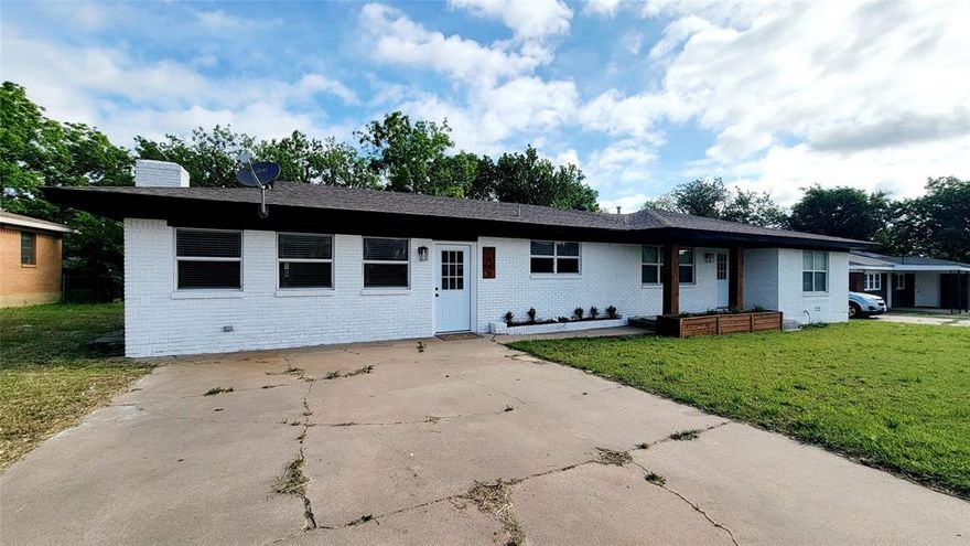 COME SEE!!! Spacious 4-Bedroom Home with Oversized Yard – Ideal Rental or Airbnb Near Tarleton State University

This well-maintained 4-bedroom, 2.5-bath home offers the perfect blend of space, comfort, and convenience. Situated just minutes from Tarleton State University, it’s an excellent opportunity for investors, families, or those seeking a flexible property with strong income potential.

Inside, you'll find a spacious layout with four generously sized bedrooms, a bright and inviting living area, and a functional kitchen ideal for everyday living or entertaining. The 2.5 bathrooms provide convenience for larger groups or families.

Step outside to enjoy an oversized yard – perfect for gatherings, gardening, or adding personal touches like a fire pit or outdoor seating area.

This home is partially furnished and move-in ready, making it a turnkey option for rental income or a stylish Airbnb setup. Whether you're looking to invest or settle into a welcoming home near campus, this property checks all the boxes.

Key Features:

4 Bedrooms, 2.5 Bathrooms

Oversized Yard with Endless Potential

Close Proximity to Tarleton State University

Ideal for Long-Term Rental or Airbnb

Some Furniture Included for Immediate Use

Don’t miss this versatile and value-packed opportunity!