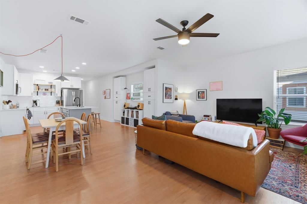 Photo of 2410 Catherine Street, Dallas, TX 75211 (MLS # 21193989)