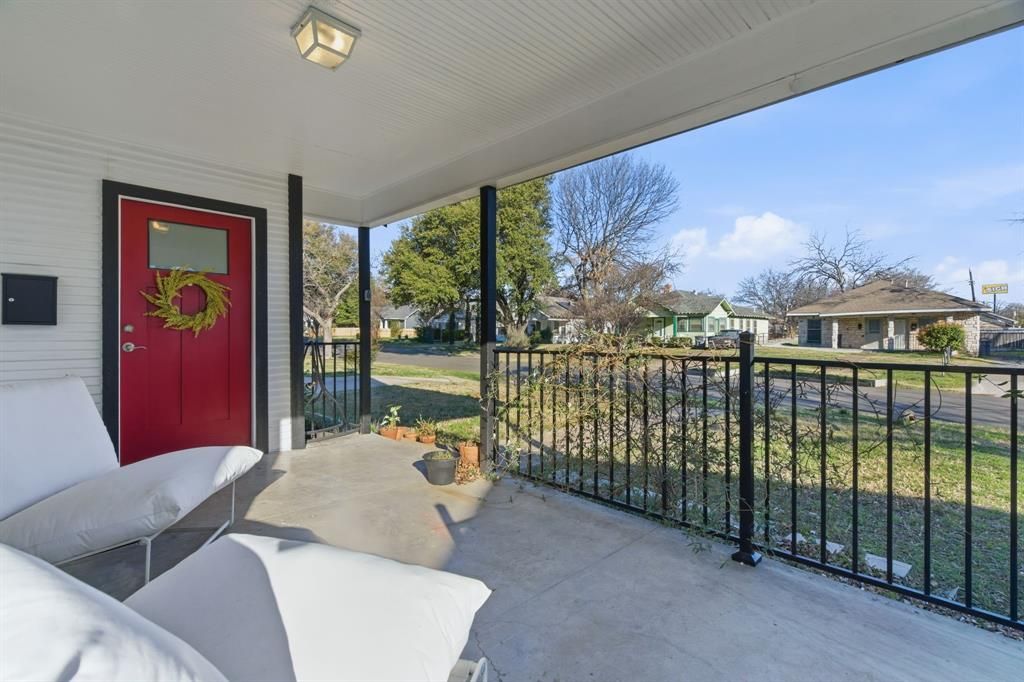 Photo of 2410 Catherine Street, Dallas, TX 75211 (MLS # 21193989)