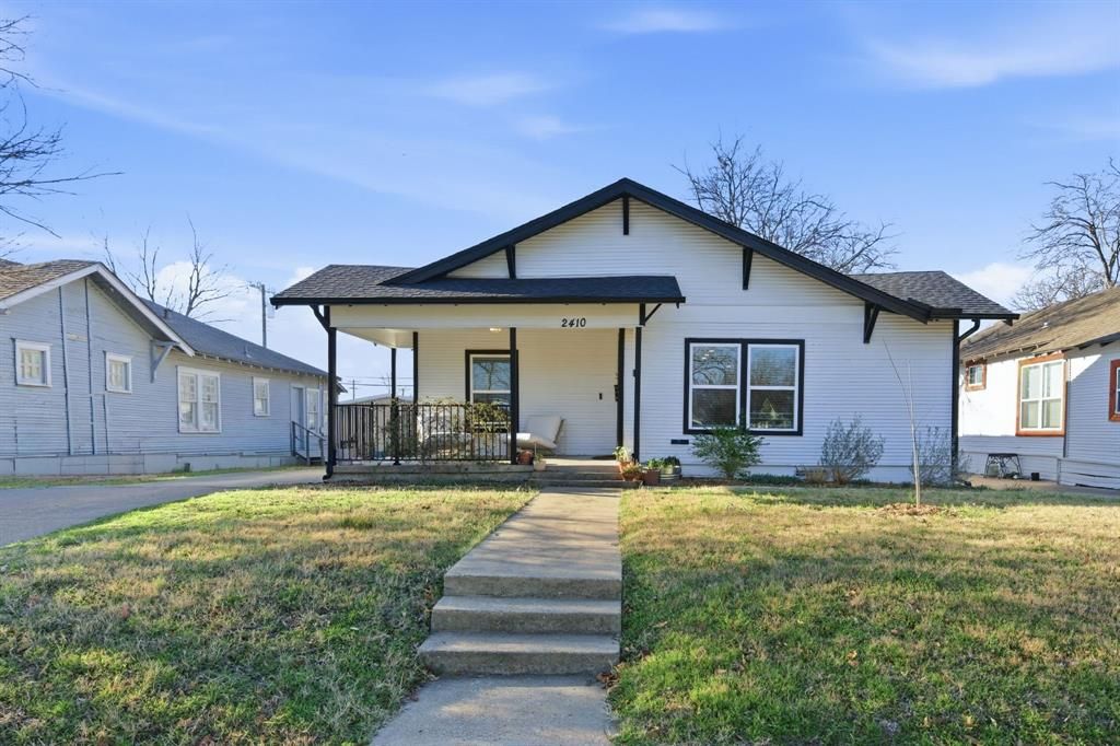 Photo of 2410 Catherine Street, Dallas, TX 75211 (MLS # 21193989)