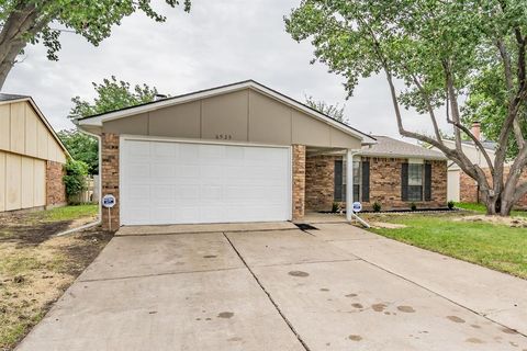 Photo of 6925 Sandstone Court, Fort Worth, TX 76120 (MLS # 21283450)