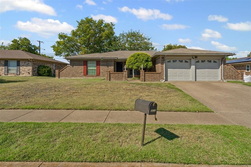 This carefully maintained one owner home nestled in the heart of Edgecliff Village subdivision offers four bedrooms, a spacious living room and generous yard with covered patio for the growing family or for entertaining.  This home offers spacious secondary bedrooms and a flexible bonus space located off the kitchen to fit your needs.  Conveniently located to major highways makes travel easy getting around the city.