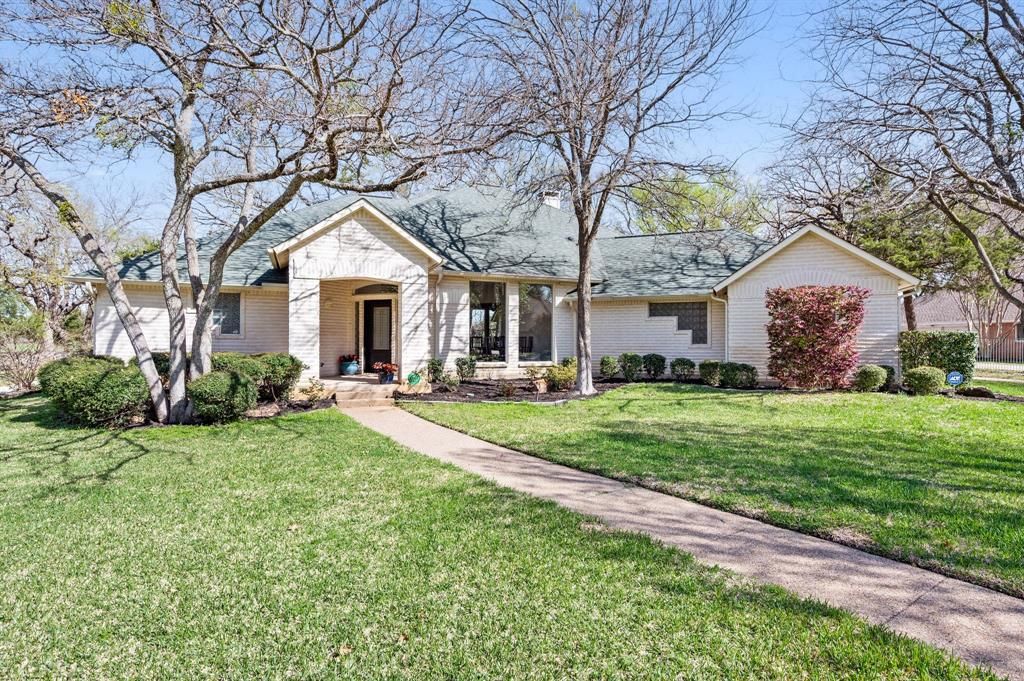 Photo of 809 Majestic Oaks Court, Mansfield, TX 76063 (MLS # 21207130)